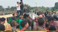 Keterangan foto: Ratusan nelayan menggelar aksi di depan pabrik PT Karya Panen Terus (KPT) di Kerumutan, Kabupaten Pelalawan, menuntut dugaan pencemaran Sungai Kerumutan diusut tuntas. Dok. JJ