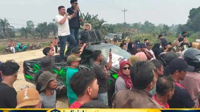 Keterangan foto: Ratusan nelayan menggelar aksi di depan pabrik PT Karya Panen Terus (KPT) di Kerumutan, Kabupaten Pelalawan, menuntut dugaan pencemaran Sungai Kerumutan diusut tuntas. Dok. JJ