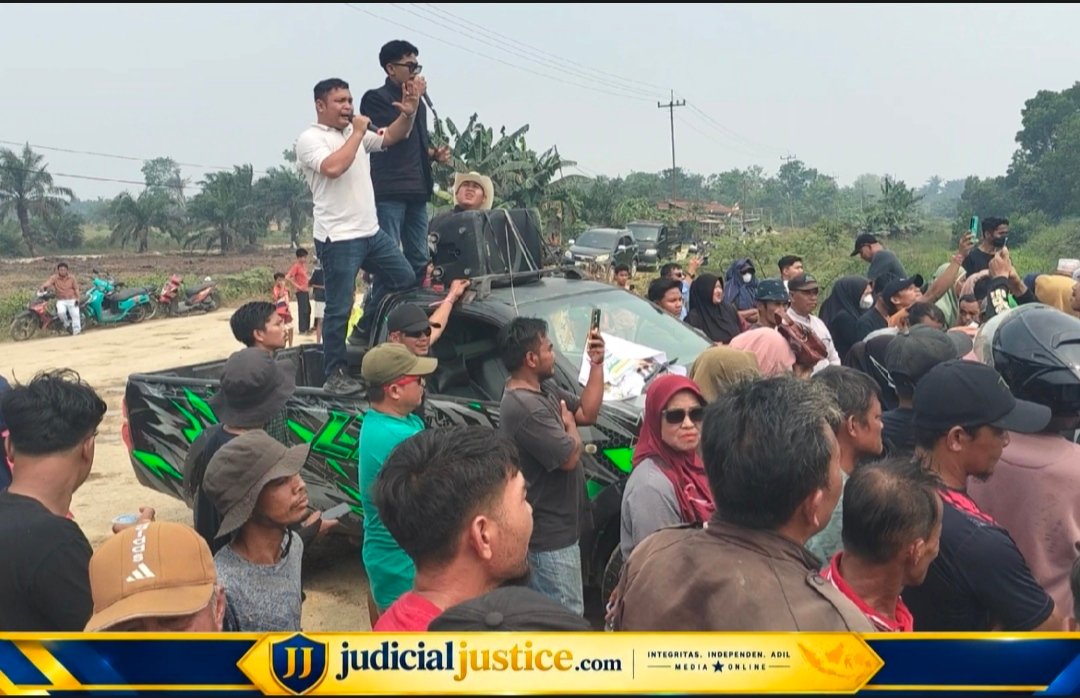 Keterangan foto: Ratusan nelayan menggelar aksi di depan pabrik PT Karya Panen Terus (KPT) di Kerumutan, Kabupaten Pelalawan, menuntut dugaan pencemaran Sungai Kerumutan diusut tuntas. Dok. JJ